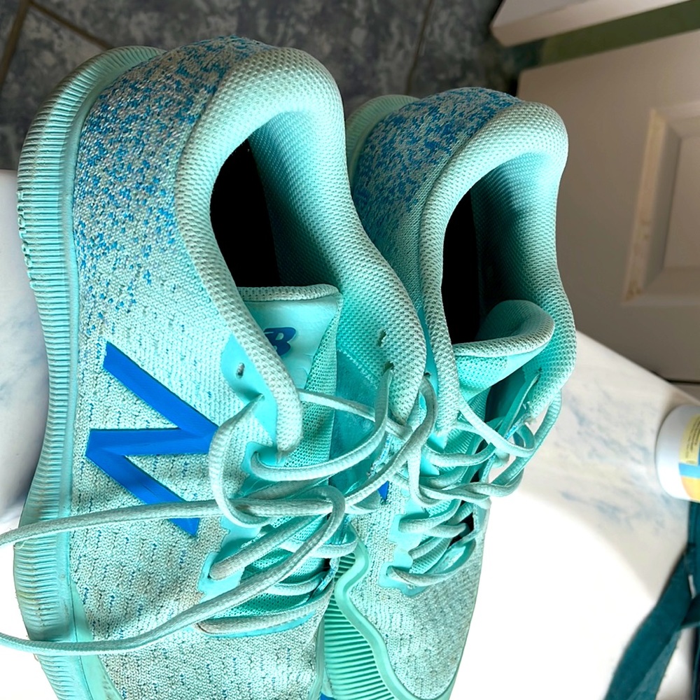 New balance tennis shoes